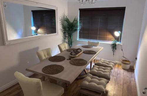 Runnymede House | Elegant 5 Bed 5 Bath Home