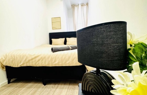 Wahring Apartment | Elegant 5-BR Home Ideal for Groups & Families