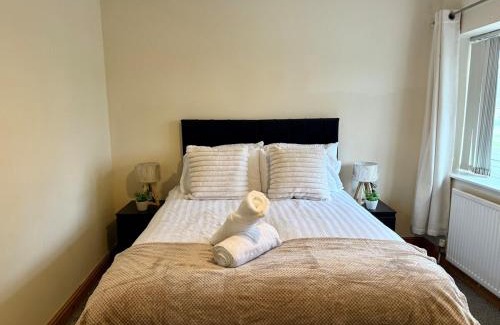 Nottingham Apartment | Elegant 5BR House - Near Wollaton Hall, QMC, City Centre & Nottingham University - Sleeps 9