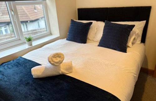 Nottingham Apartment | Elegant 5BR House - Near Wollaton Hall, QMC, City Centre & Nottingham University - Sleeps 9