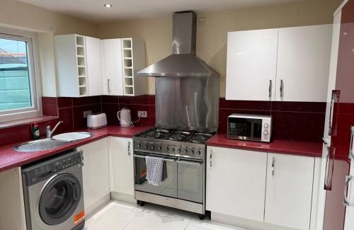 Nottingham Apartment | Elegant 5BR House - Near Wollaton Hall, QMC, City Centre & Nottingham University - Sleeps 9