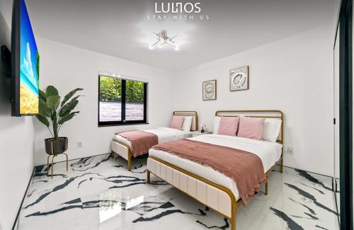 Tamiami House | Elegant 5BR Stay with Pool, Games and BBQ Fun L87
