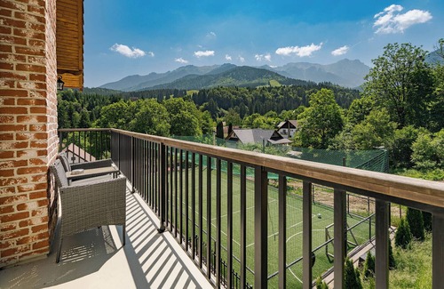 Bran House | Elegant 6-Bedroom Lodge with Sauna, Hot Tub & Mountain Views near Bran Castle