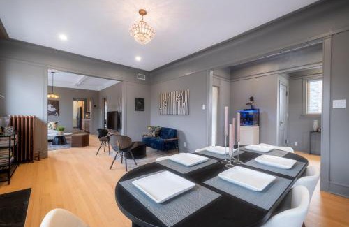 Rogers Park Apartment | Elegant and Chic 2Bed 2Bath steps from the lake!