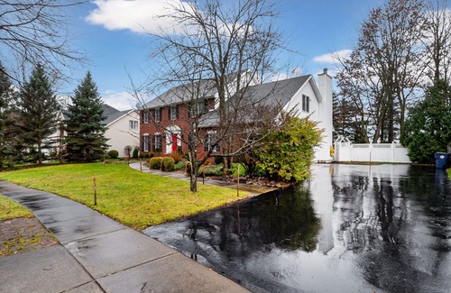 Williamsville House | Elegant and quiet, spacious family retreat in Williamsville