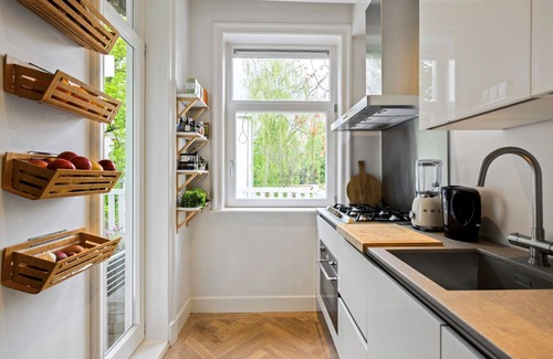 Transvaalbuurt Apartment | Elegant and stylish apartment just steps from Oosterpark, perfect for a relaxing Amsterdam stay.