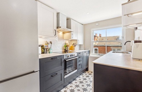 Town Apartment | Elegant and Well-Connected 2BD Flat, Fulham