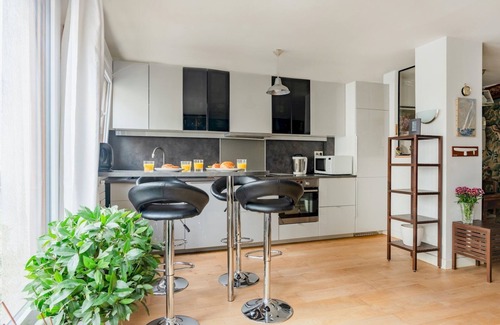 Necker Apartment | Elegant Apartment - 1 Queen Bed and 1 Sofa Bed, Ideal for Families
