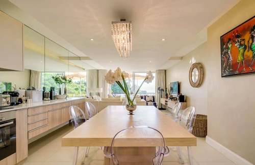 Mouille Point Apartment | Elegant Apartment at the Waterclub (Amani Views)