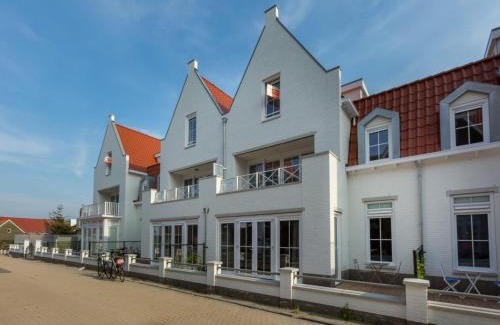 Dishoek Apartment | Elegant Apartment in Koudekerke with Gas Fireplace