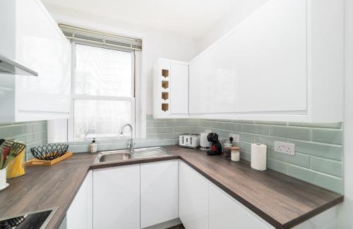 Hammersmith and Fulham Apartment | Elegant Apartment in London Steps Away From River Thames