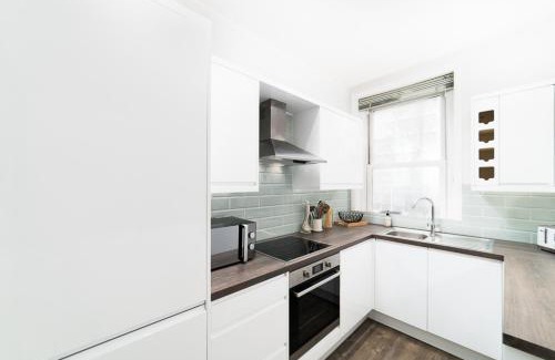 Hammersmith and Fulham Apartment | Elegant Apartment in London Steps Away From River Thames