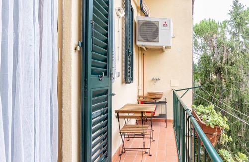 Careggi Rifredi Apartment | Elegant apartment of 80 sqm, able to accommodate up to 5 people, located on the 2nd floor of a building equipped with a lift (NOT suitable for disabled people - some steps to access). The property is located in the Stibbert/Statuto area, a lively neighbo