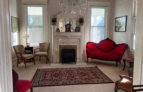 Roanoke House | Elegant Blue suite in Victorian Estate
