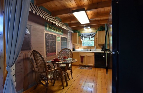 Gatlinburg - Pigeon Forge Cabin | Elegant Cabin in Perfect Location! Private but close to Everything!