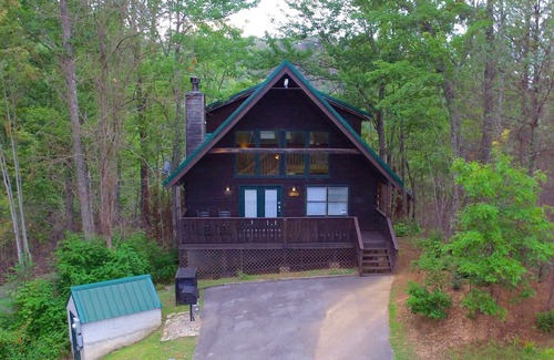 Gatlinburg - Pigeon Forge Cabin | Elegant Cabin in Perfect Location! Private but close to Everything!