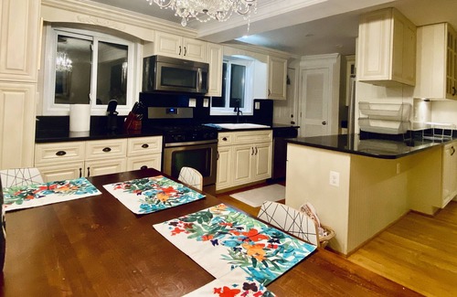 Fairfax House | Elegant Central Location Fairfax Circle; near DC