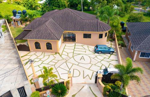 Mandeville Apartment | Elegant,Central & spacious unit with AC at DW APTS