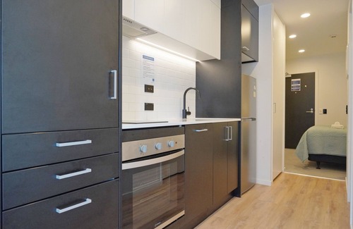 Newton Apartment | Elegant City Centre Studio-Baby Cot Available