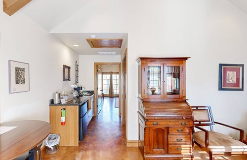 Fredericksburg Cottage | Elegant cottage with a private deck, steps from tasting rooms