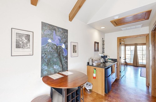 Fredericksburg Cottage | Elegant cottage with a private deck, steps from tasting rooms