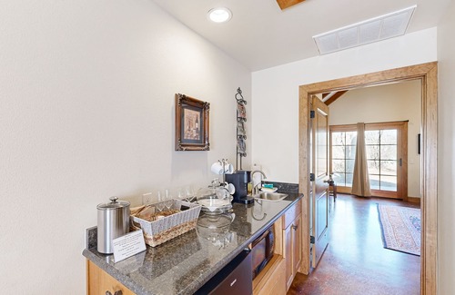 Fredericksburg Cottage | Elegant cottage with a private deck, steps from tasting rooms