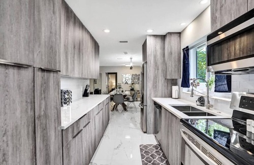 South Lake House | Elegant & Cozy Heated Pool/5 min to Beach/GameRoom