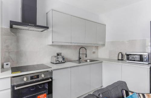 Selhurst Apartment | Elegant Croydon Apartment - Central location - Easy access to London Bridge and Gatwick Airport