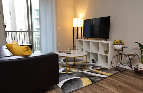 Fairfax Apartment | Elegant Deluxe with pool, Fairfax Free Parking