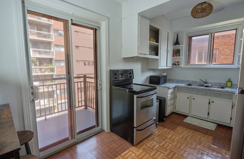 Cote-Des-Neiges—Notre-Dame-De-Grace Apartment | Elegant, discreet and spacious apartment/fast internet very close to the center