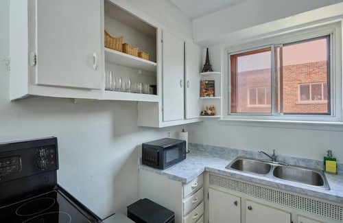 Cote-Des-Neiges—Notre-Dame-De-Grace Apartment | Elegant, discreet and spacious apartment/fast internet very close to the center