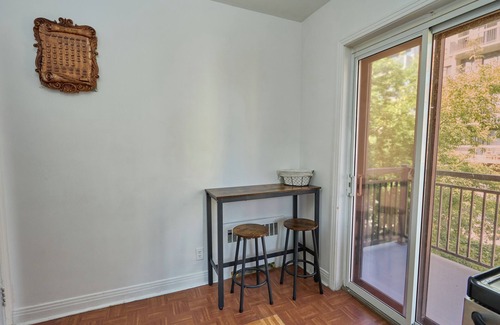 Cote-Des-Neiges—Notre-Dame-De-Grace Apartment | Elegant, discreet and spacious apartment/fast internet very close to the center