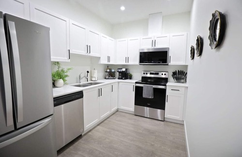 Northwest Edmonton Condo | Elegant Escape w/King Bed|Long Stays|WEM|Disney+