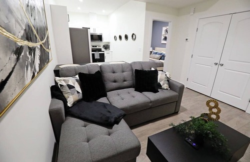 Northwest Edmonton Condo | Elegant Escape w/King Bed|Long Stays|WEM|Disney+