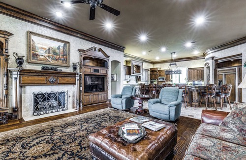 Forney House | Elegant Estate - Pool & Views