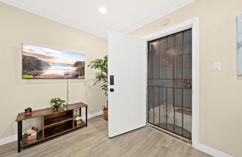 Alhambra House | Elegant Exclusive Escape In Downtown Los Angeles