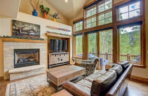 Keystone House | Elegant Family Friendly 3 Bedroom Mountain Vacation Rental With Private Hot Tub And Free Shuttle To Slopes