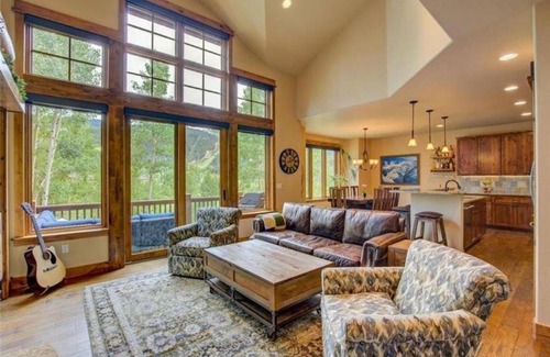 Keystone House | Elegant Family Friendly 3 Bedroom Mountain Vacation Rental With Private Hot Tub And Free Shuttle To Slopes