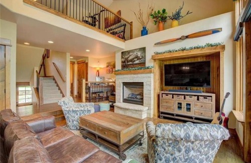 Keystone House | Elegant Family Friendly 3 Bedroom Mountain Vacation Rental With Private Hot Tub And Free Shuttle To Slopes