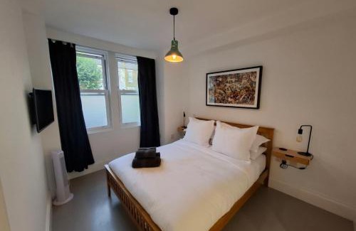 Raynes Park Apartment | Elegant Garden Flat - Wimbledon