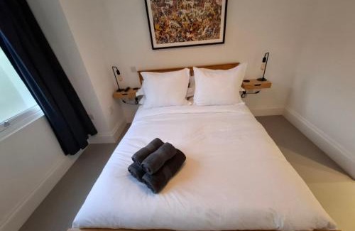 Raynes Park Apartment | Elegant Garden Flat - Wimbledon