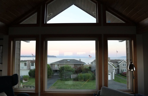 Freeland House | Elegant get-away with breathtaking views of the water, beach, and wetlands