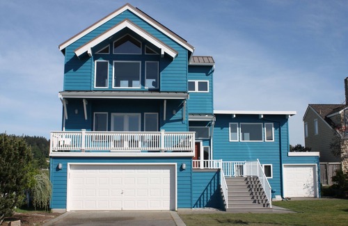 Freeland House | Elegant get-away with breathtaking views of the water, beach, and wetlands