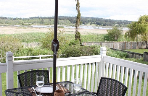 Freeland House | Elegant get-away with breathtaking views of the water, beach, and wetlands