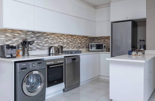 Flora Park Apartment | Elegant Green Point Escape | Views |Pool