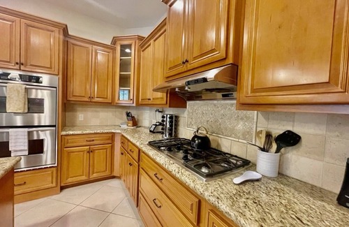 Black Mountain House | Elegant Henderson 5 Bdrm Home & Resort Style Bkyd w/Pool & Basketball court