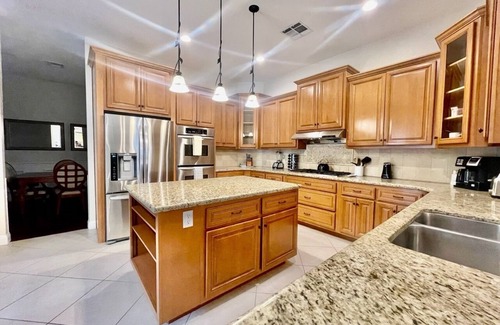 Black Mountain House | Elegant Henderson 5 Bdrm Home & Resort Style Bkyd w/Pool & Basketball court