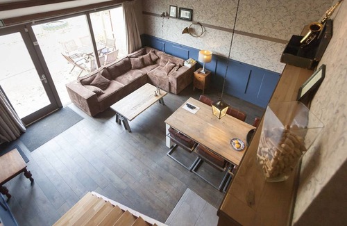 Horssen House | Elegant Holiday Home with Horssen with Terrace