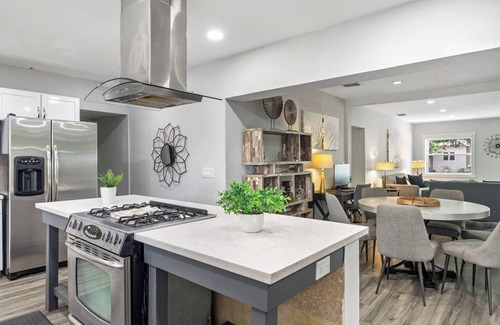 South Lake House | Elegant Hollywood Escape: Your Perfect Retreat!