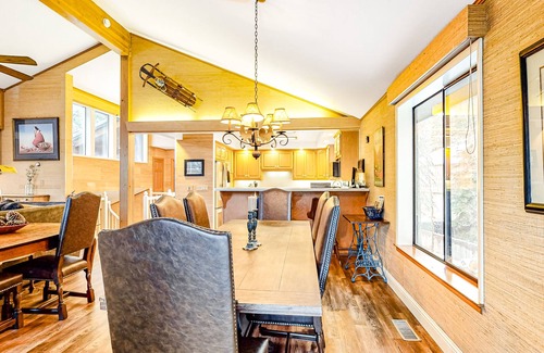 Tahoe Pines House | Elegant Home with Jetted Tub - 2 blocks from Tahoe Pines Beach